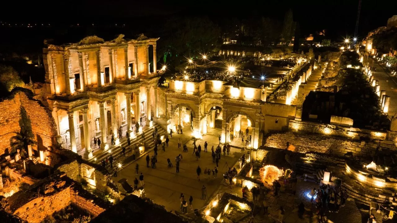 Gece Işıkları Altında Efes Turu | İzmir Çıkışlı - Akşam Yemeği Seçenekli