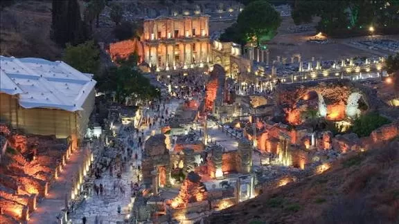 Gece Işıkları Altında Efes Turu | İzmir Çıkışlı - Akşam Yemeği Seçenekli